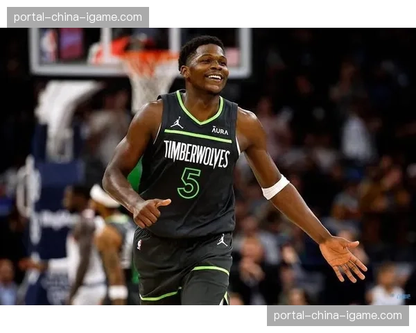 特写镜头：爱德华兹隔扣戈贝尔后，标靶中心球馆陷入疯狂